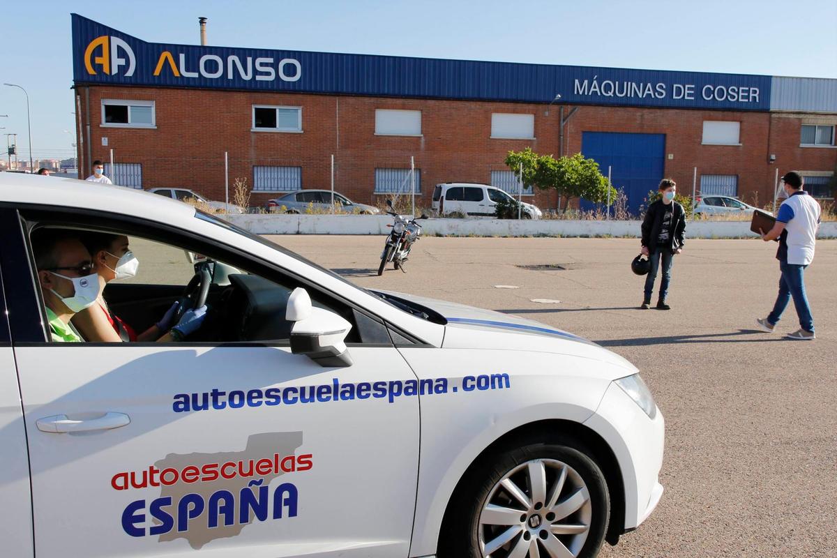 Un coche de autoescuela en un examen de conducir.