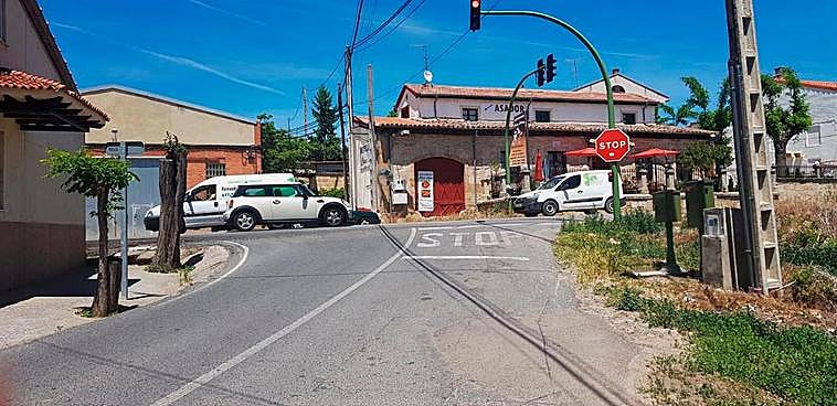La zona de entrada a la urbanización Las Dunas desde la SA-804, demasiado estrecha para que gire el autobús.