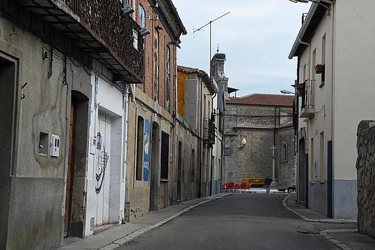 Céntrica calle de la Virgen de las Candelas donde se encuentra una de las viviendas a la venta.