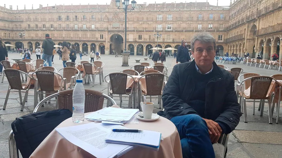 Policarpo Sánchez, en una terraza de la Plaza Mayor, posando para la entrevista con LA GACETA.