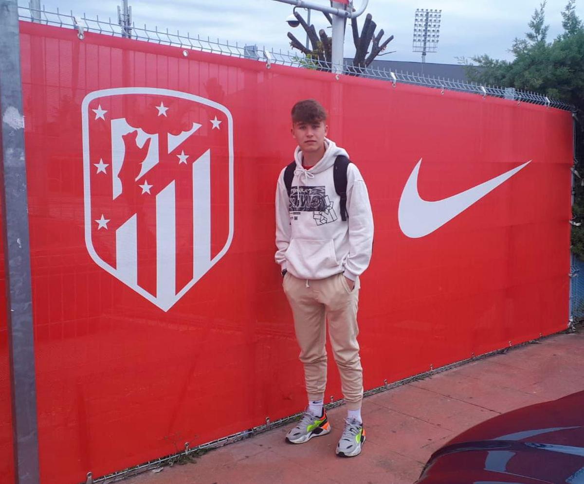 El juvenil Alberto García en las instalaciones del Atlético de Madrid.