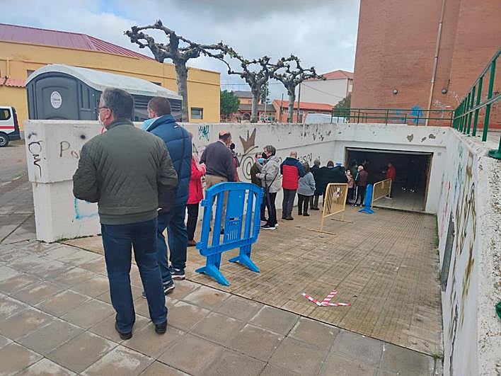 Colas en la vacunación masiva en Peñaranda