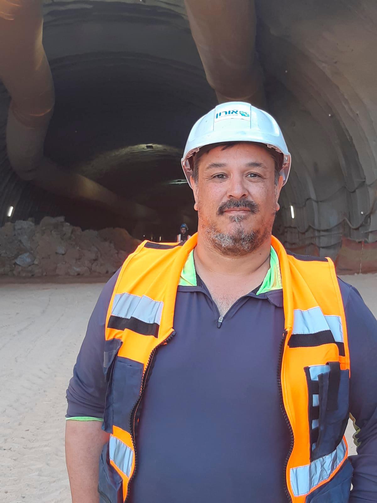 Luis Díaz, en el túnel que construye su empresa en Jerusalén.