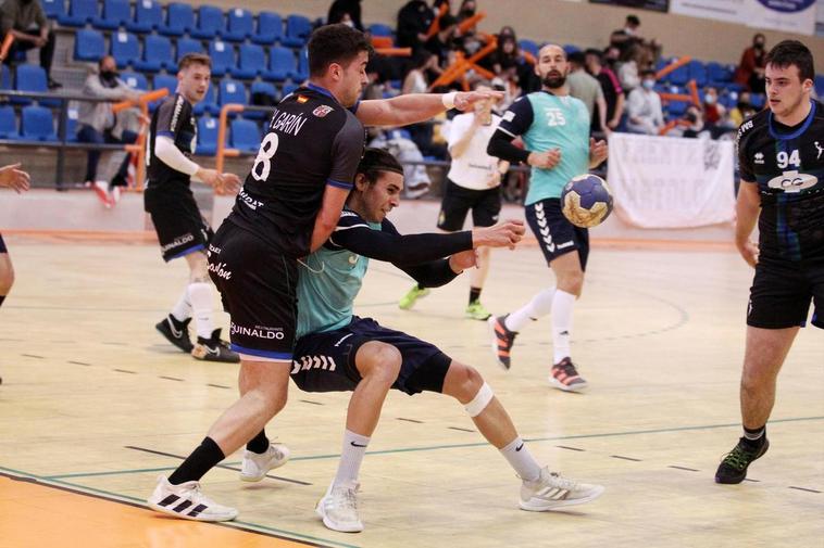 Hugo Garín pelea por el balón con un rival.