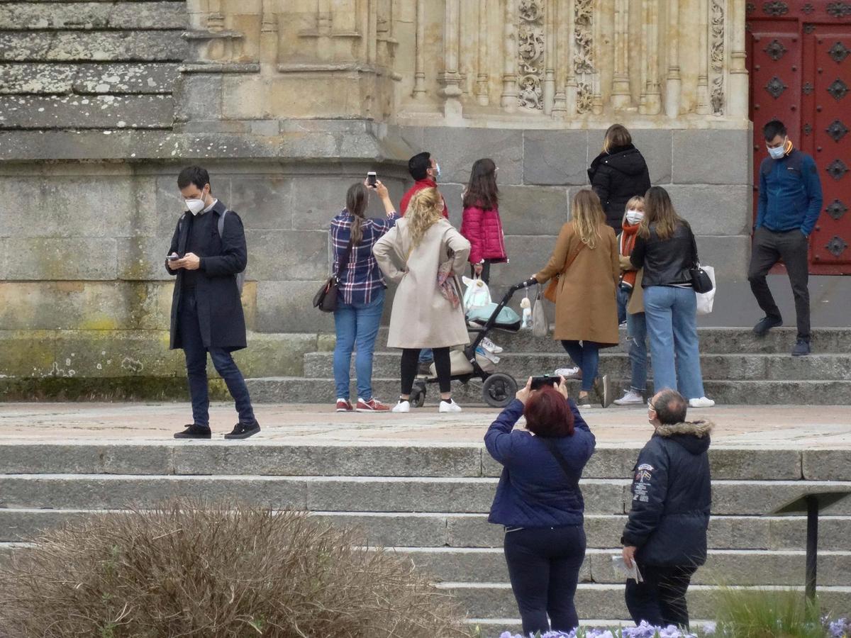 Turistas en la Catedral de Salamanca.