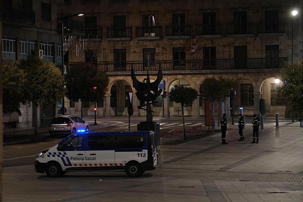 La Policía local, de patrulla nocturna por el centro de Salamanca