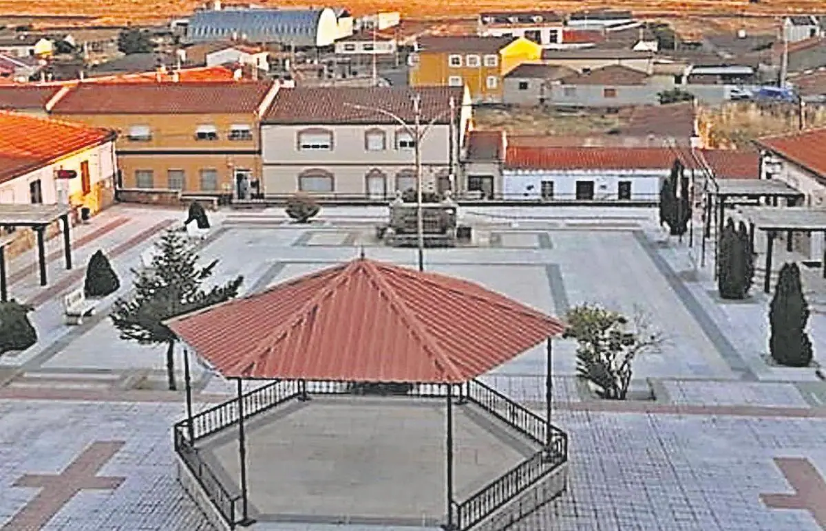 La plaza de Galinduste y la nueva señalización en la rotonda de la localidad con iluminación nocturna