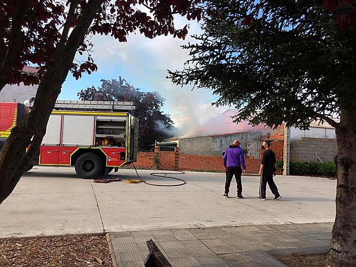 Jóvenes encapuchados provocan un incendio en un solar de Villamayor