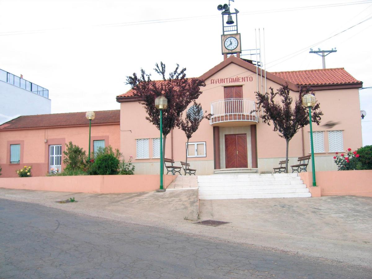 Edificio de la Casa Consistorial de la pequeña localidad mirobrigense de Dios le Guarde.