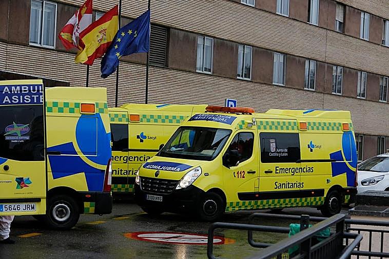Ambulancias ante el Hospital Clínico de Salamanca.