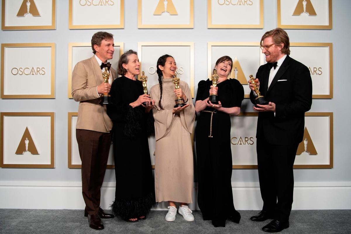 Peter Spears, Frances McDormand, Chloe Zhao, Mollye Asher, and Dan Janvey, con sus Oscar por 'Nomadland'