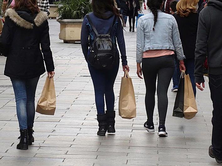 Salmantinos realizando compras en la ciudad