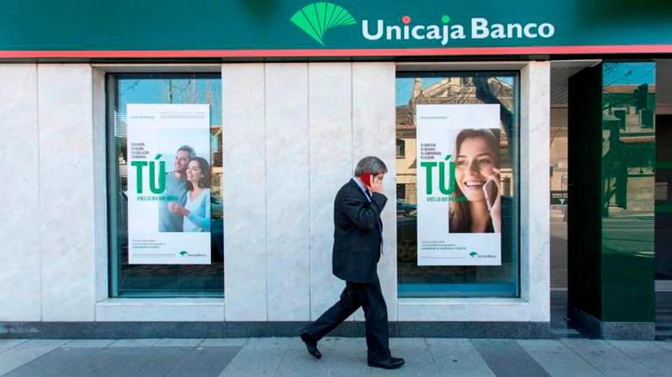 Exterior de una oficina de Unicaja Banco.