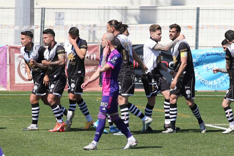 Celebración del gol de De la Nava ante el Valladolid Promesas.