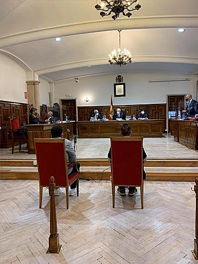 J.A.L.M. (izquda.) y V.L. (dcha.), al inicio del juicio.