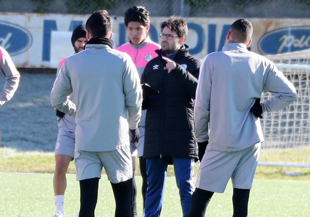 Lolo Escobar dando indicaciones a sus jugadores en un entrenamiento en El Tori.
