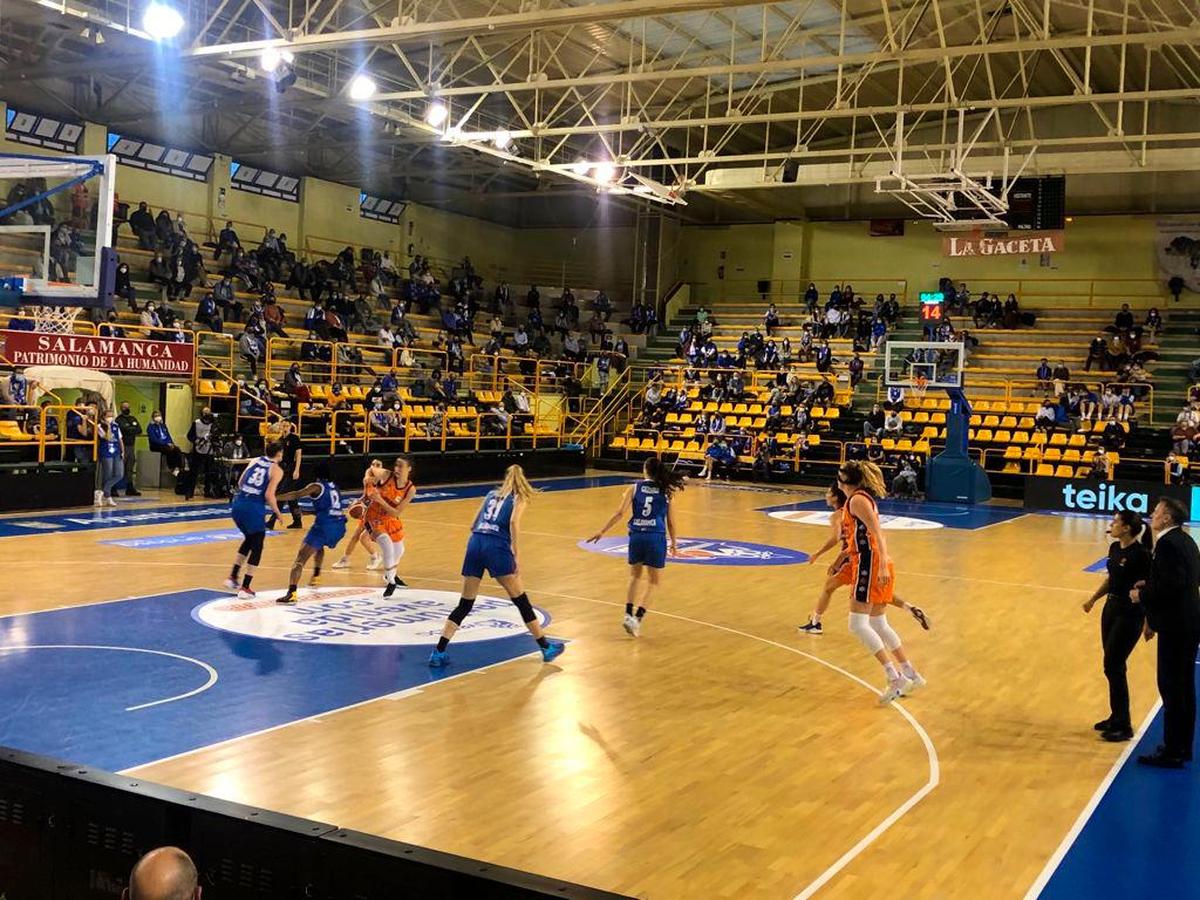 El Avenida se queda sin público en un desalojo surrealista y sin el primer punto de la final (64-67)