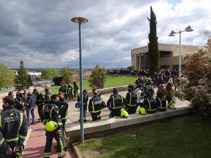 El cuerpo de Bomberos, de uniforme, en la despedida a su compañero.