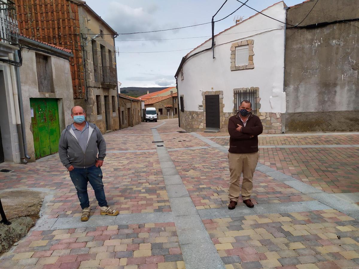 El alcalde y el teniente de alcalde muestra una de las calles que se ha renovado.