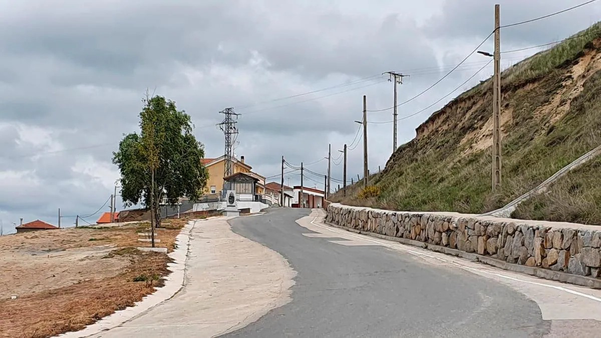 La entrada a la localidad de Larrodrigo tras su arreglo y la nueva imagen del centro sociocultural.