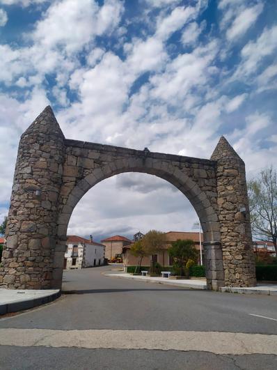 Imagen del acceso principal a través del arco al casco urbano de San Miguel de Valero.