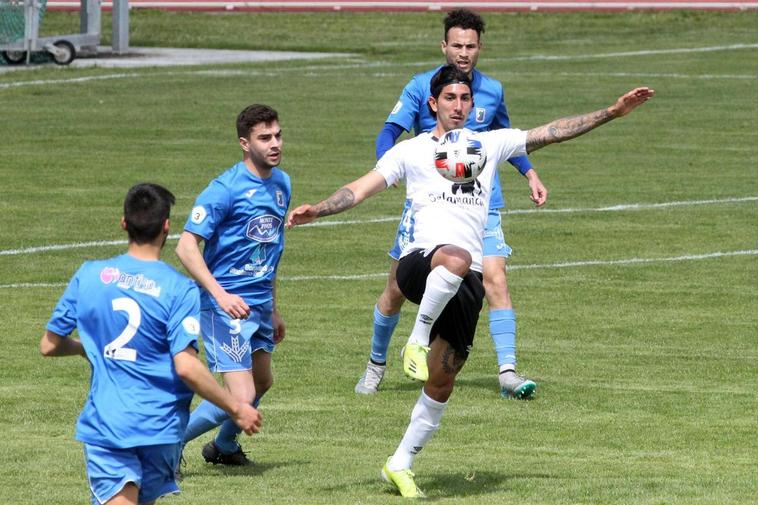 Clay Silvas con el balón.