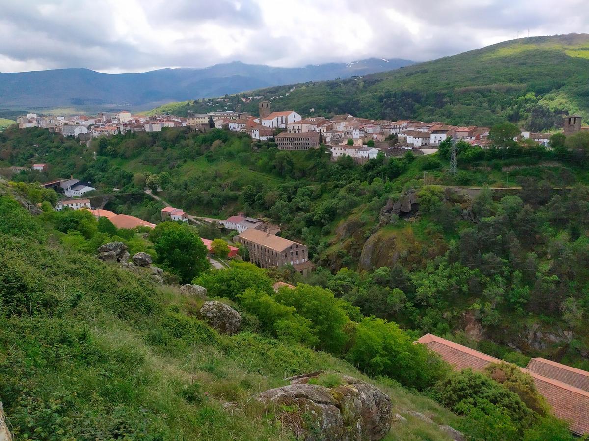 Béjar y algunos de sus elementos turísticos: la sierra al fondo o la ruta de las fábricas en primer plano