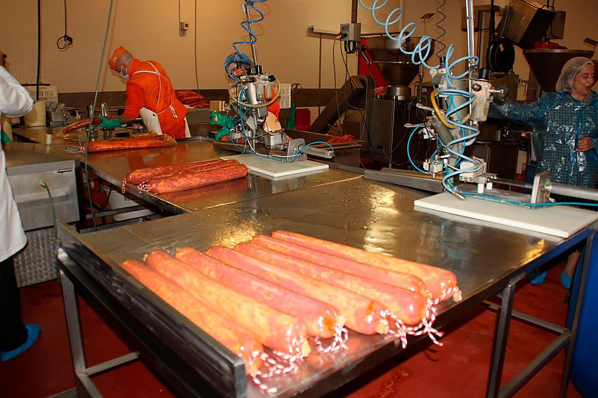 Proceso de embutido de lomos en una industria cárnica de Guijuelo.