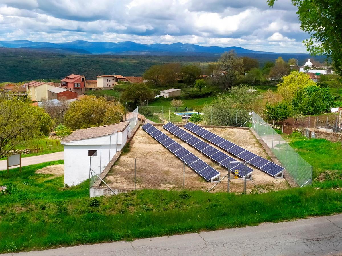 Placas solares instaladas en el depósito de Puerto de Béjar, una de las trece localidades que se han sumado a esta iniciativa.