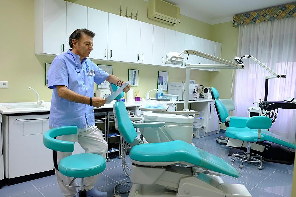 El doctor Miguel A. González Sánchez, en su consulta