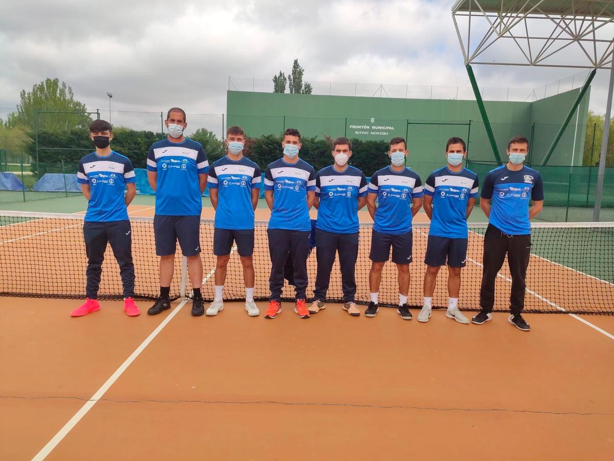 Componentes del Club de Tenis Alba de Tormes masculino que disputaron el ascenso en La Coruña.