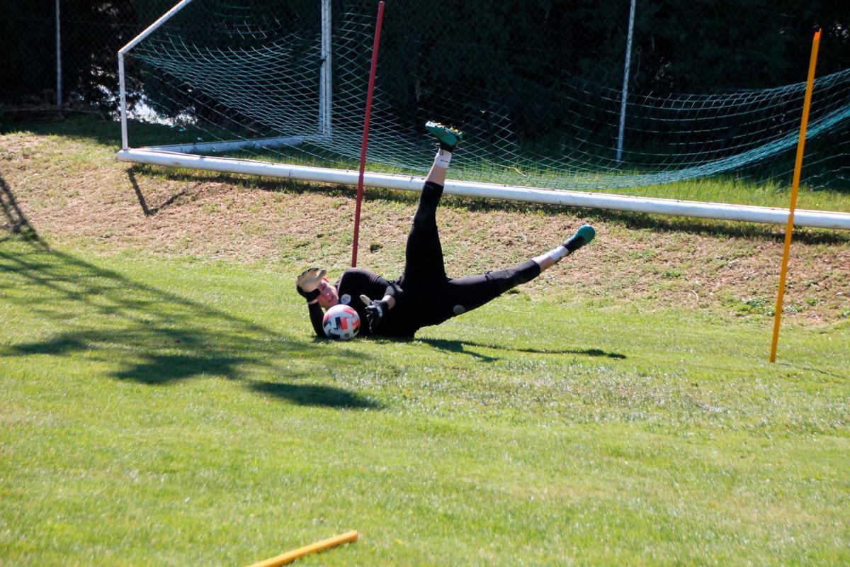 Javi Benítez ataja un balón durante la sesión de entrenamiento de este miércoles en el Anexo del Tori.