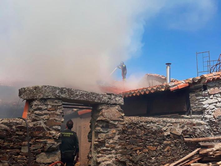 Movilización de los bomberos por un incendio en una casa de Hondura de Huebra