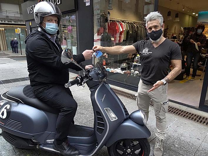 Javier Huidobro entrega una Vespa Sei Giorni