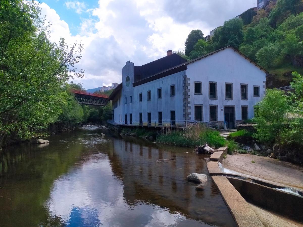 Museo Textil y puente de la antigua vía férrea. |TEL