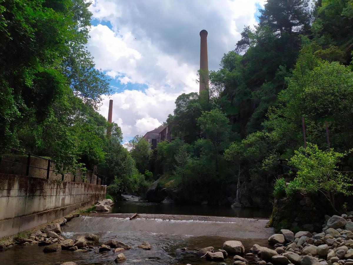 Dos chimeneas de la antigua García y Cascón junto al río. Una mide 52 metros y la otra, 24.| TEL