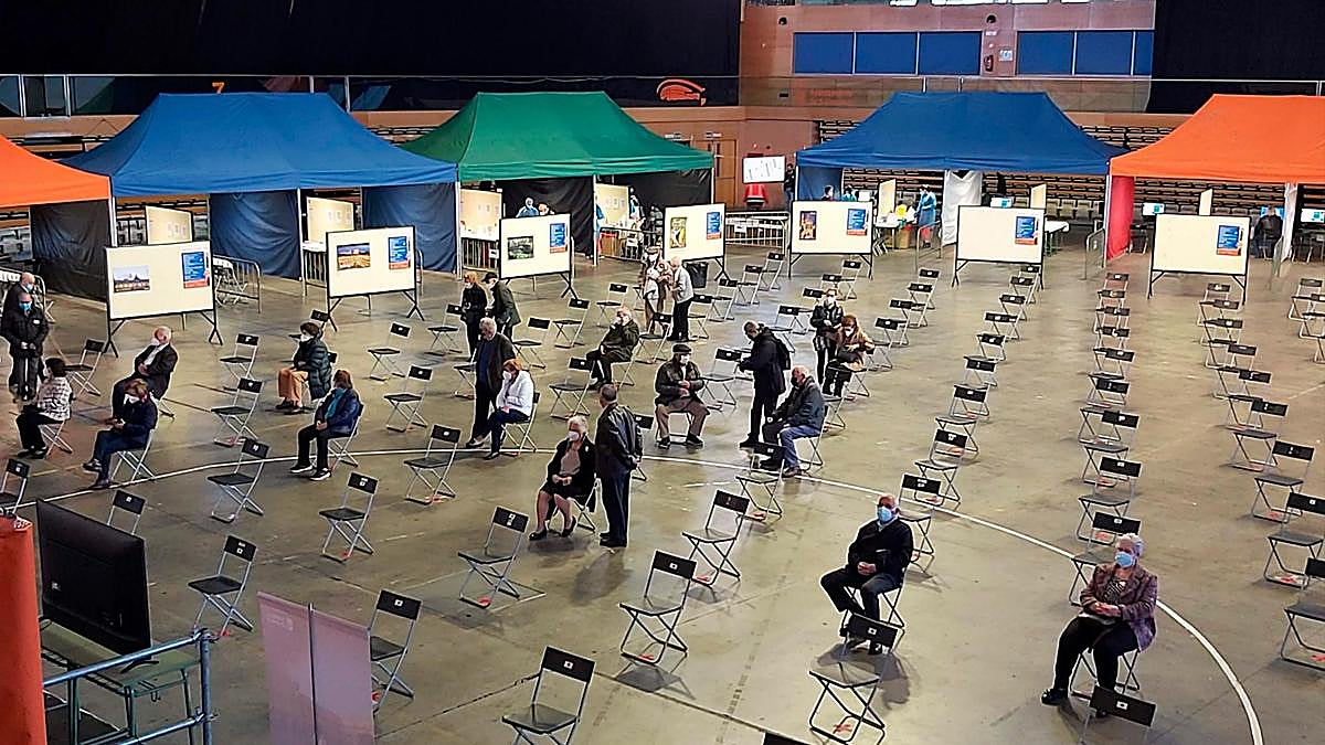 Vacunación masiva en el Multiusos Sánchez Paraíso.