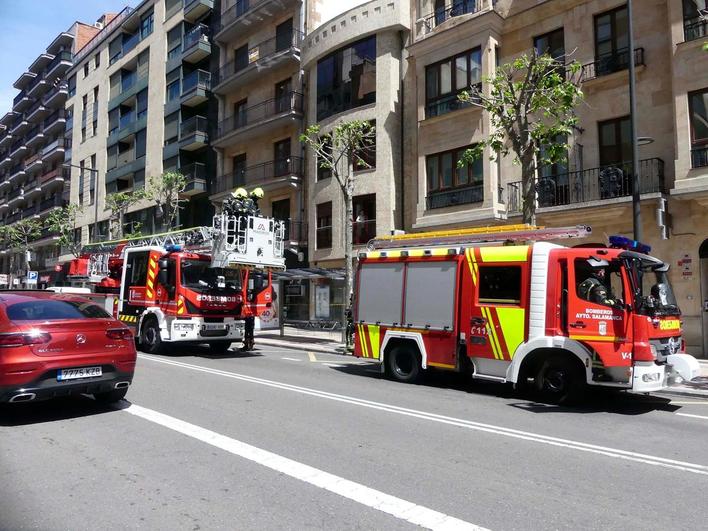 Los Bomberos en el lugar del incendio.