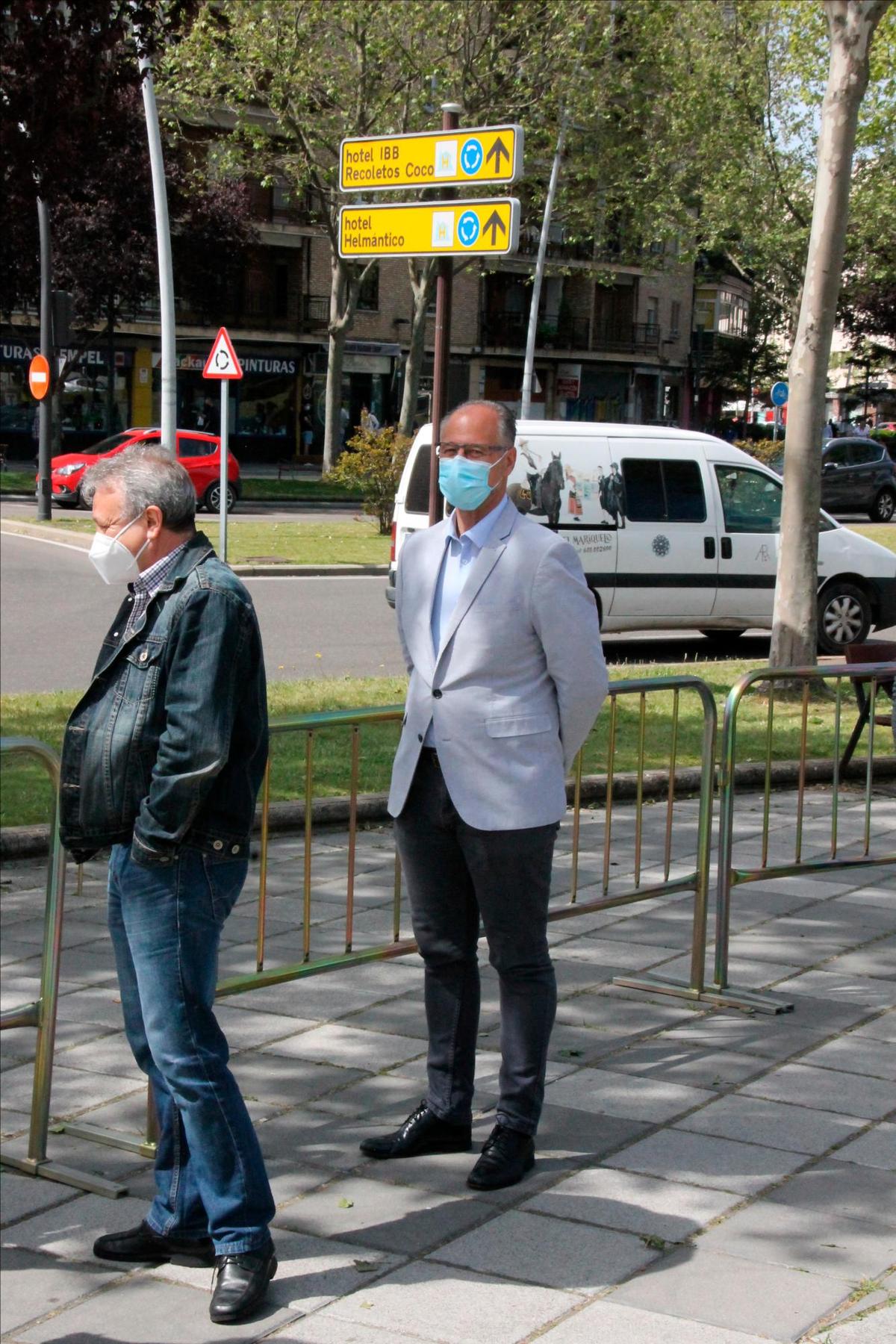 Luis Fuentes en la cola de la vacunación.