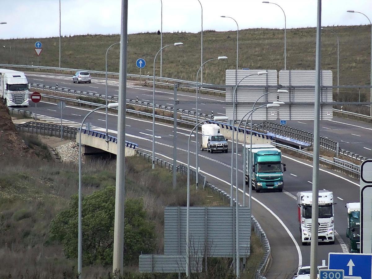 Vehículos circulando por la A-62 a su paso por Salamanca.
