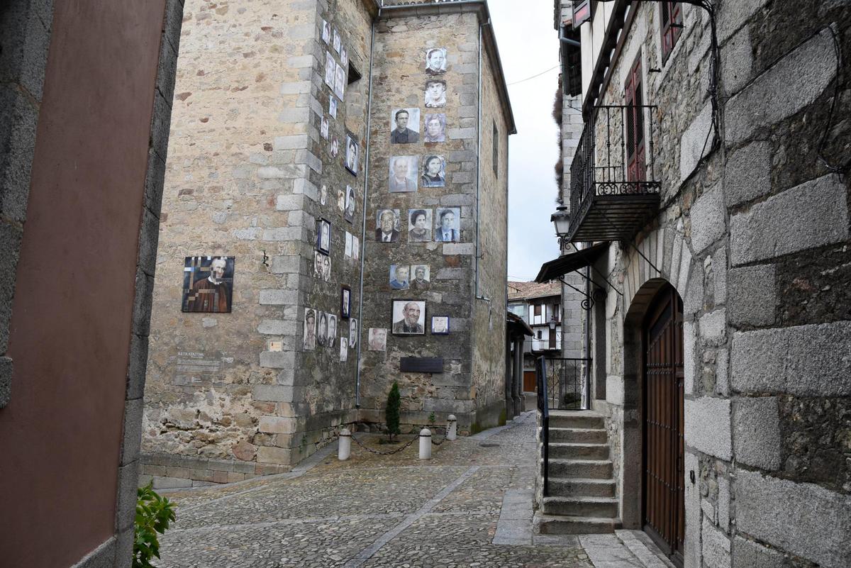 La iglesia de Mogarraz es protagonista de uno de los espacios más singulares con los que se topa el visitante.