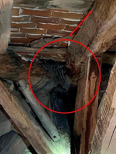 Un círculo rojo señala el punto crítico de la madera carcomida justo sobre la cúpula central.