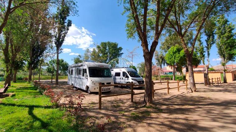 Primeros vehículos estacionados en el nuevo área municipal de autocaravanas en Huerta.