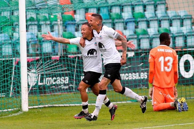 Juancho y Puma celebran el gol del colombiano ante el Oviedo B.