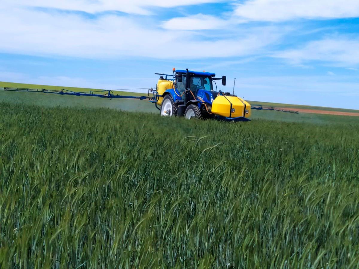 Un agricultor trata con herbicida el cereal por las plagas.