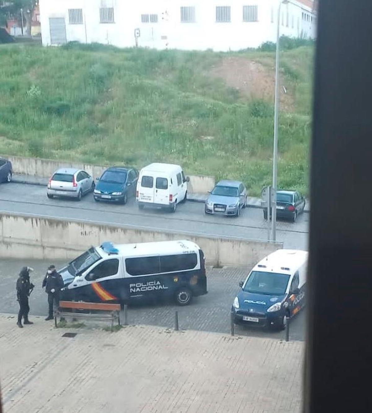 Policías a las puertas de una de las viviendas registradas en Maestro Lidón.