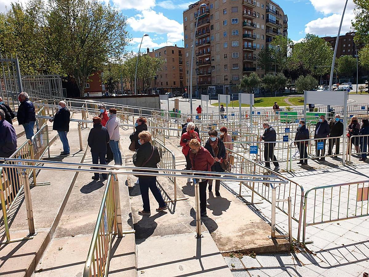 Acceso al Multiusos Sánchez Paraíso durante la vacunación de esta semana.