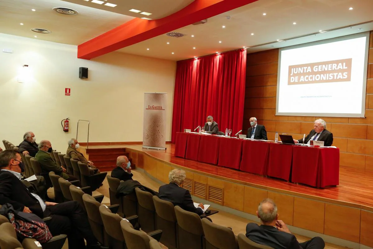 Los asistentes cumpliendo las medidas de seguridad en la Junta de Accionistas que presidió Pedro Díaz Mesonero acompañado del secretario Valentín Pérez Martínez (izquierda) y del presidente de la Comisión Económica, Fernando Fernández de Trocóniz (derecha).