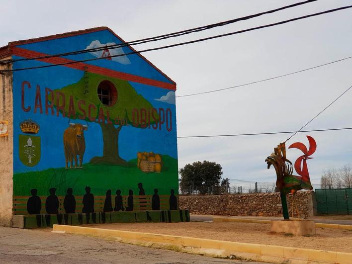 Un mural alusivo a los principales atractivos del Campo Charro, el toro bravo y la dehesa, recibe a los visitantes en Carrascal del Obispo.