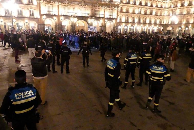 Policías nacionales y locales en una intervención